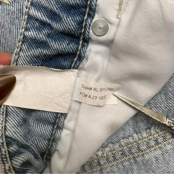 Indigo Rein Floral Embroidered High Waist Denim ShortsDistressed Size 11/29 - Picture 7 of 9